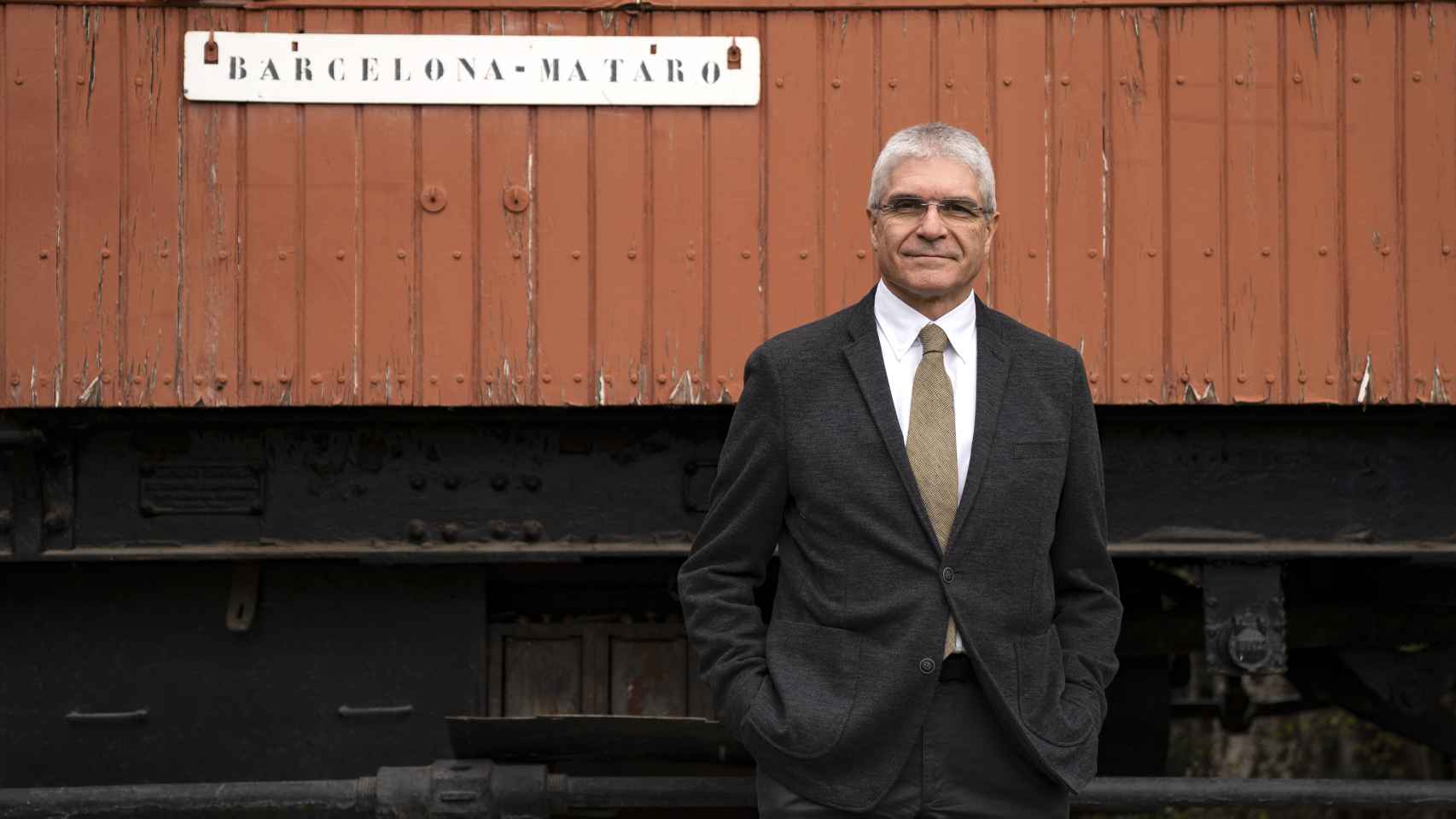 Isaías Táboas, presidente de Renfe junto a un tren antiguo de la compañía.