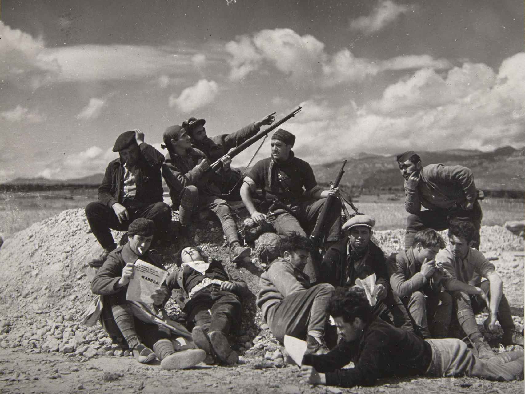 'Milicianos en el carrascal de Banastós (Aragón)'. Fotografía de Kati Horna.