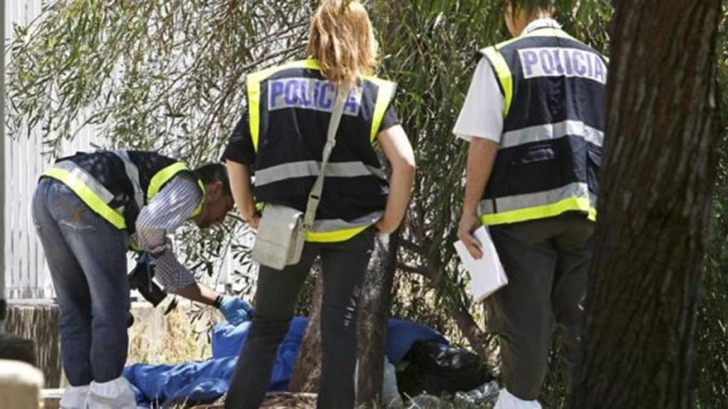 La Policía Científica en plenas labores dentro de la escena del crimen.
