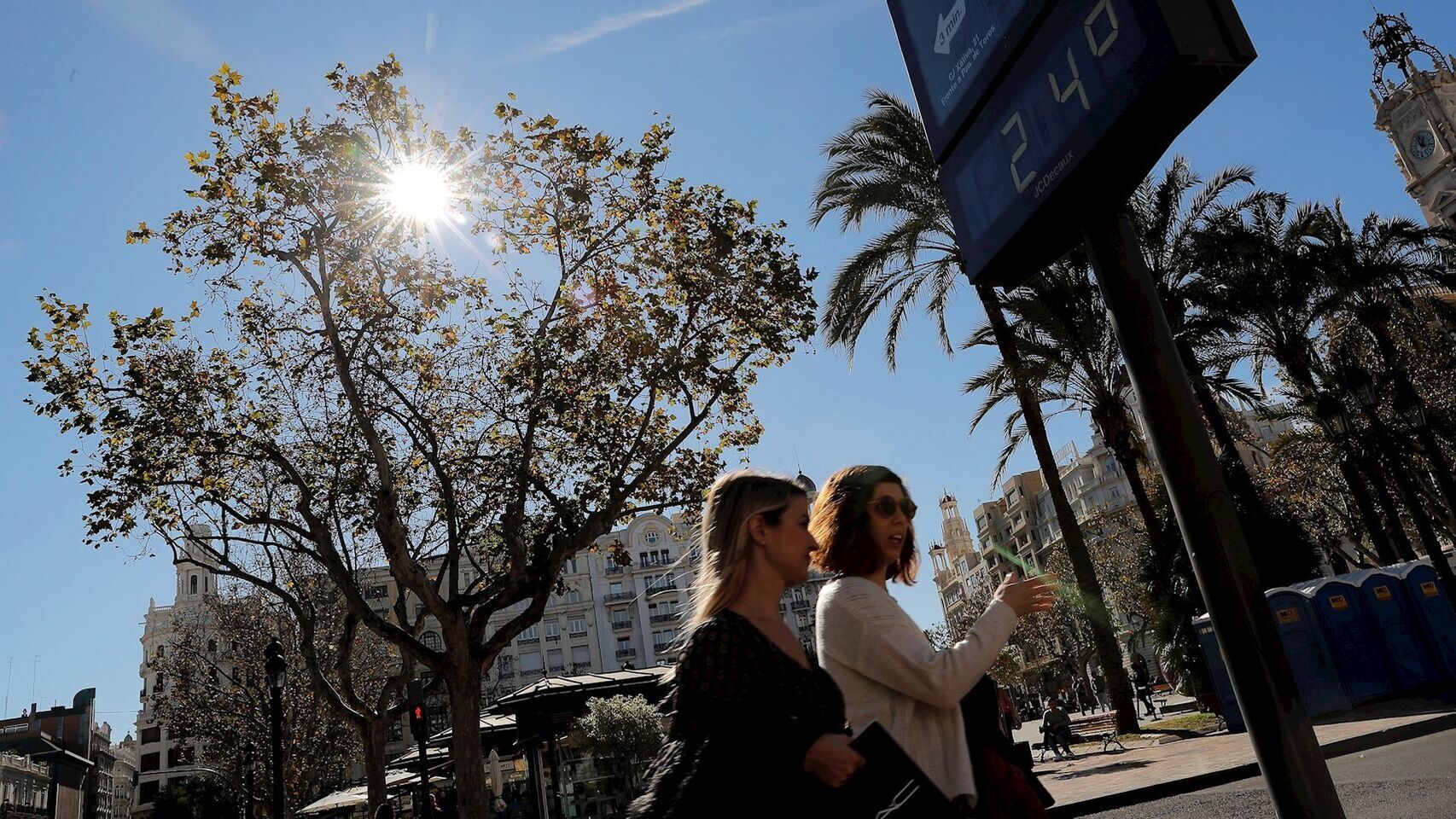 Una imagen de la Plaza del Ayuntamiento de Valencia donde un termómetro marca 24 grados a comienzos de febrero.