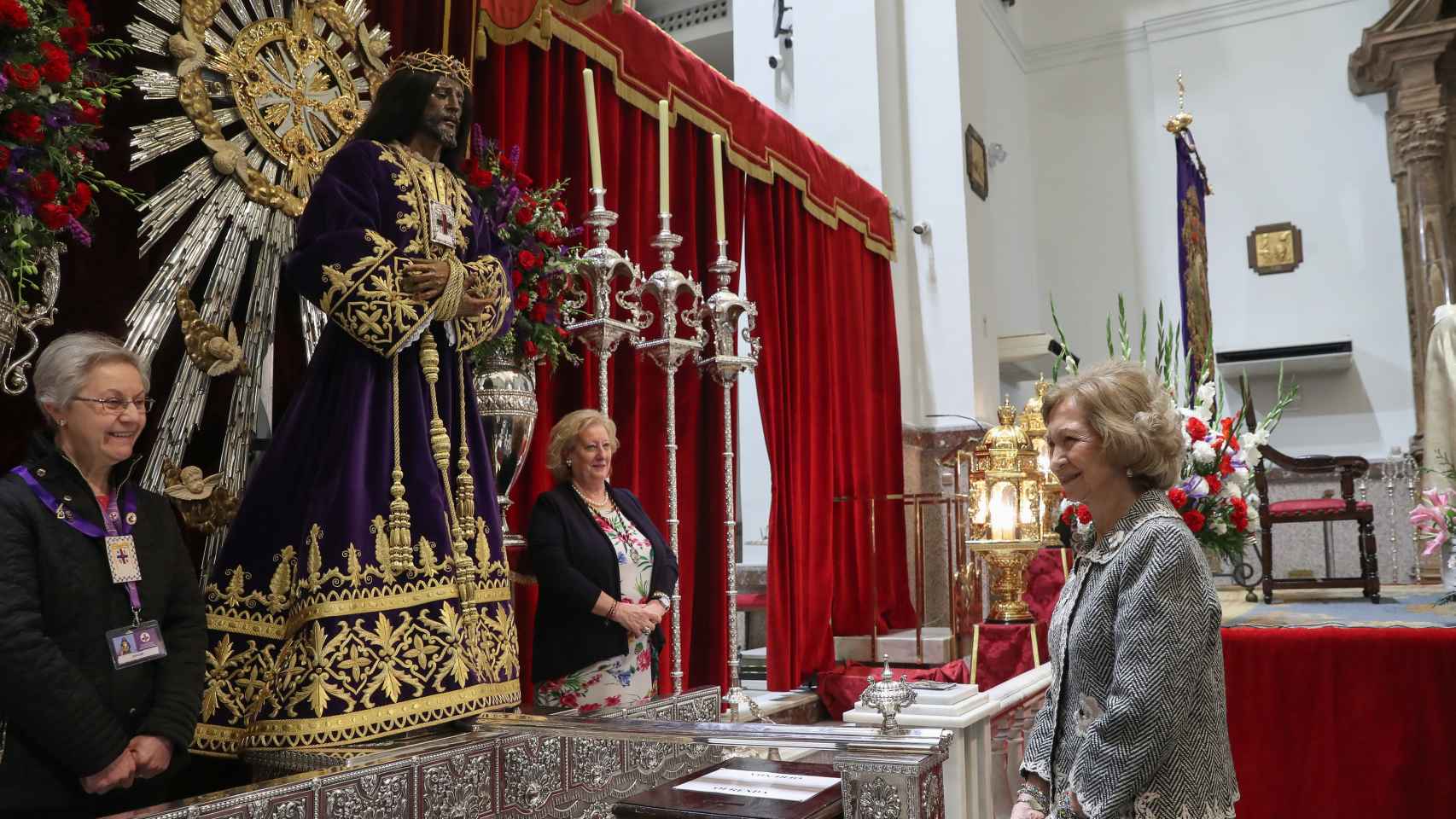 La reina Sofía visitando al Cristo de Medinaceli.