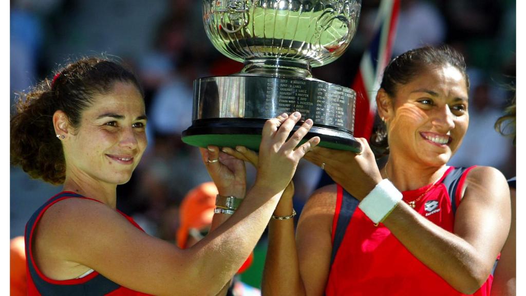 Vivi Ruano y Paola Suárez, tras ganar el Abierto de Australia en 2004