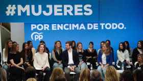 Pablo Casado, rodeado de mujeres en uno de los actos centrales del PP por el  8-M.