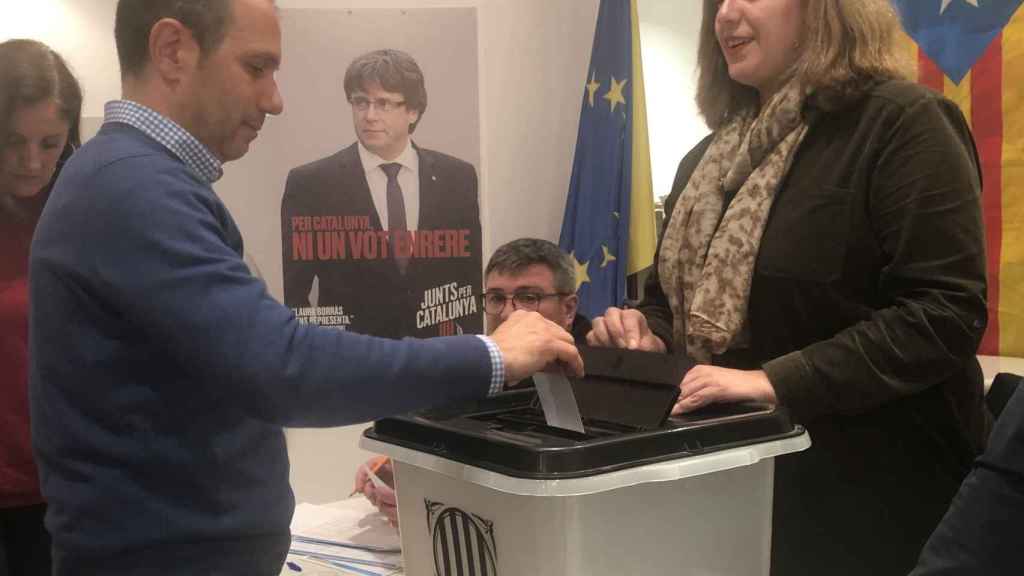 JxCAT vota en una urna del referéndum del 1-O pactar con el PSC en Molins de Rei, en marzo de 2020.