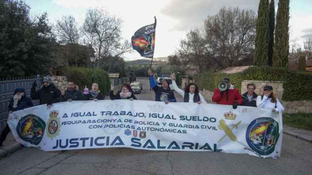 Los miembros de Jusapol que se han manifestado este viernes frente a la casa de Iglesias y Montero.