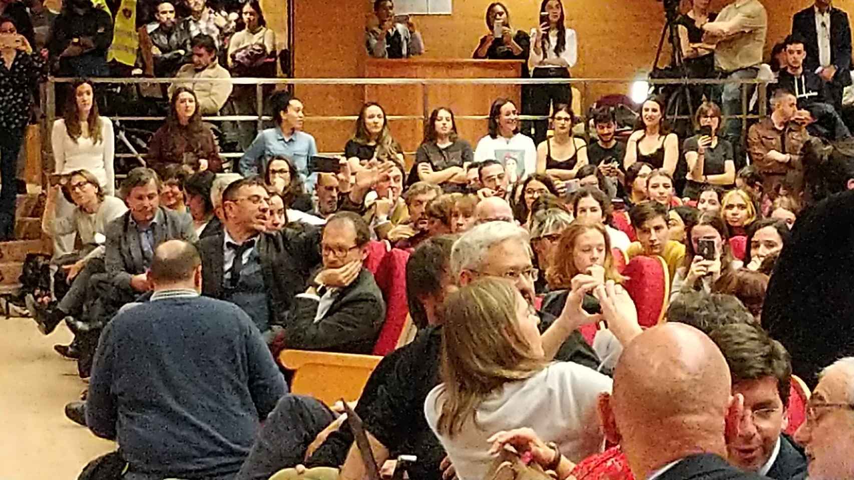 Juan Carlos Monedero, increpando a los jóvenes del Frente Obrero que le hacían un escrache a Pablo Iglesias.