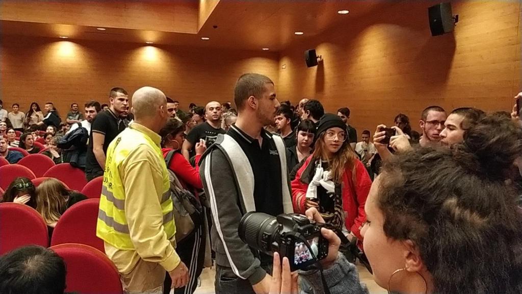 César Fernández y sus compañeros del Frente Obrero, siendo desalojados por la seguridad de la Facultad de Políticas de la UCM.
