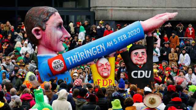 Un muñeco representando al líder de AfD en Turingia durante un desfile de Carnaval en Düsseldorf.