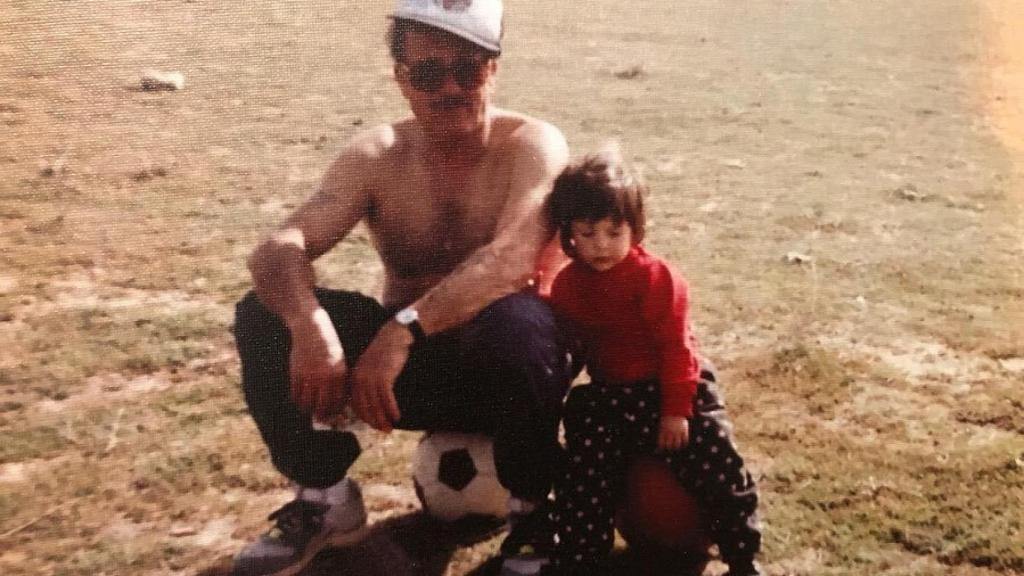 Jennifer Hermoso, en su infancia, junto a su abuelo.