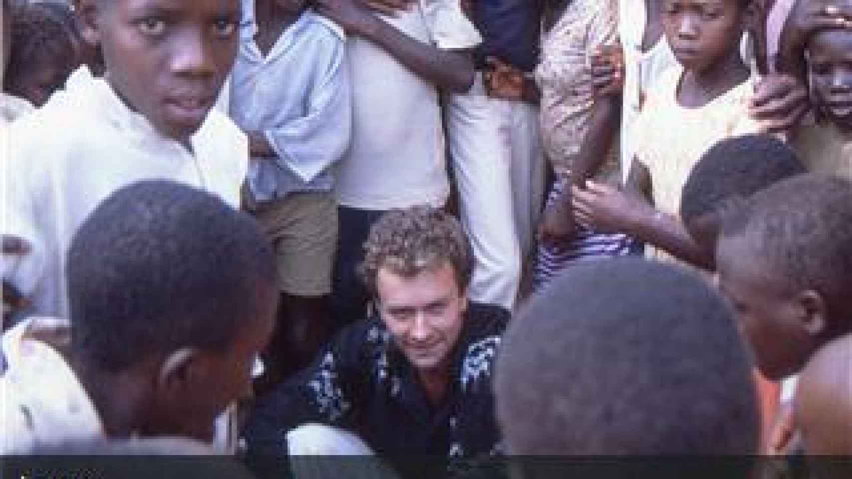 Fernando Simón rodeado de jóvenes en Burundi.