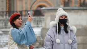 Turistas con mascarillas en la Plaza Roja de Moscú.