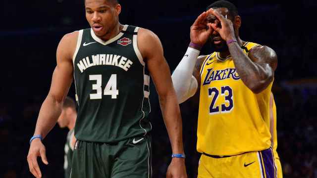 LeBron James y Giannis Antetokounmpo, durante el Lakers - Bucks