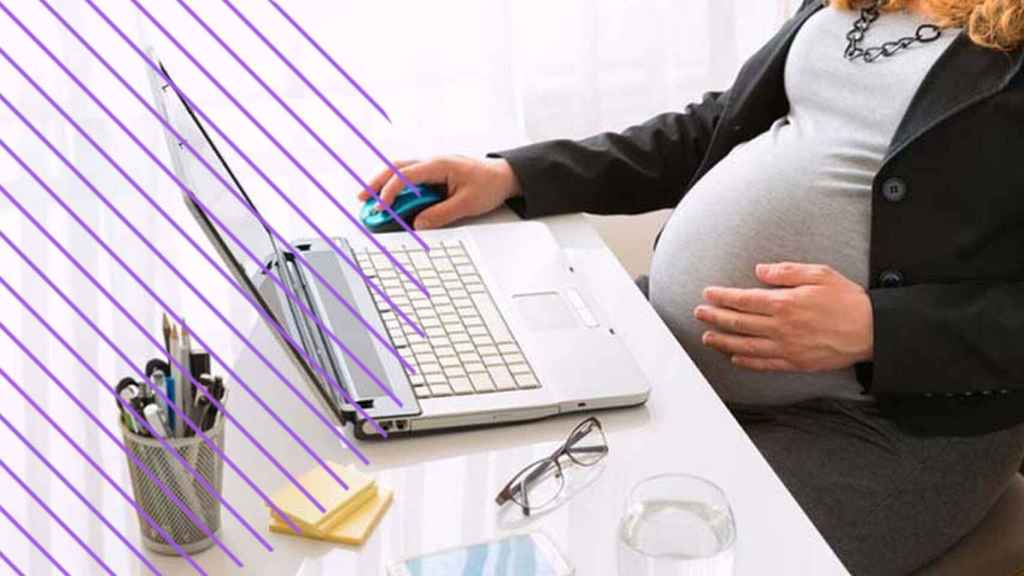 Mujer embarazada, trabajando.