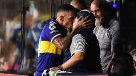 Carlos Tevez besando a Diego Maradona en la previa del partido ante Gimnasia.