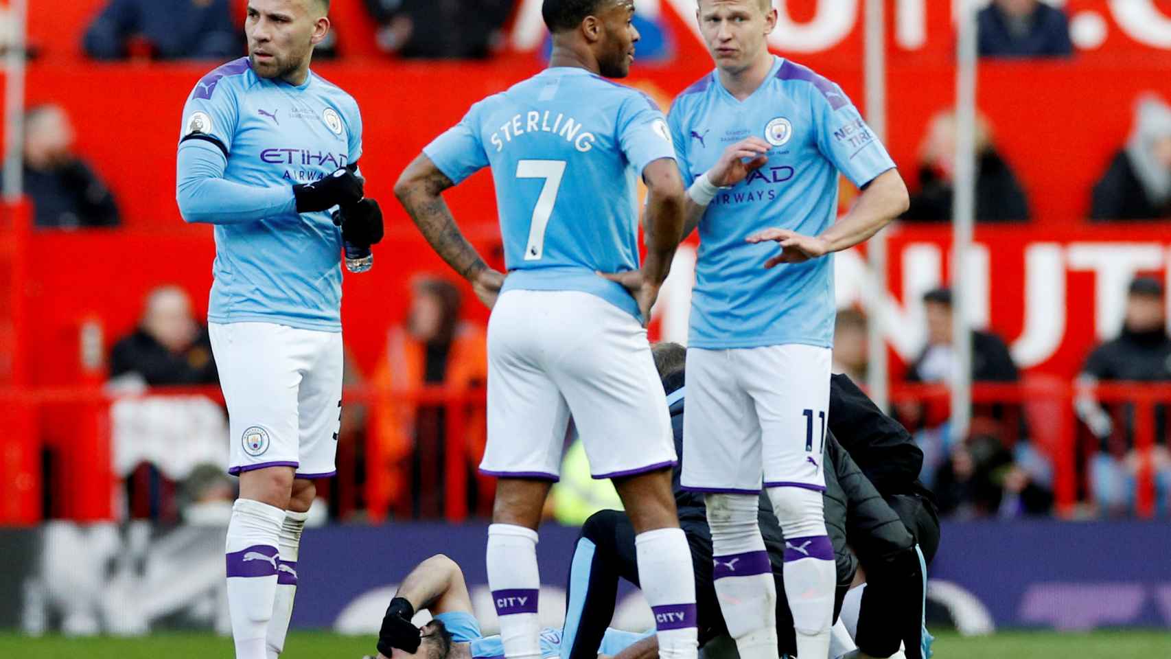 Los jugadores del Manchester City rodean a 'El Kun' Agüero