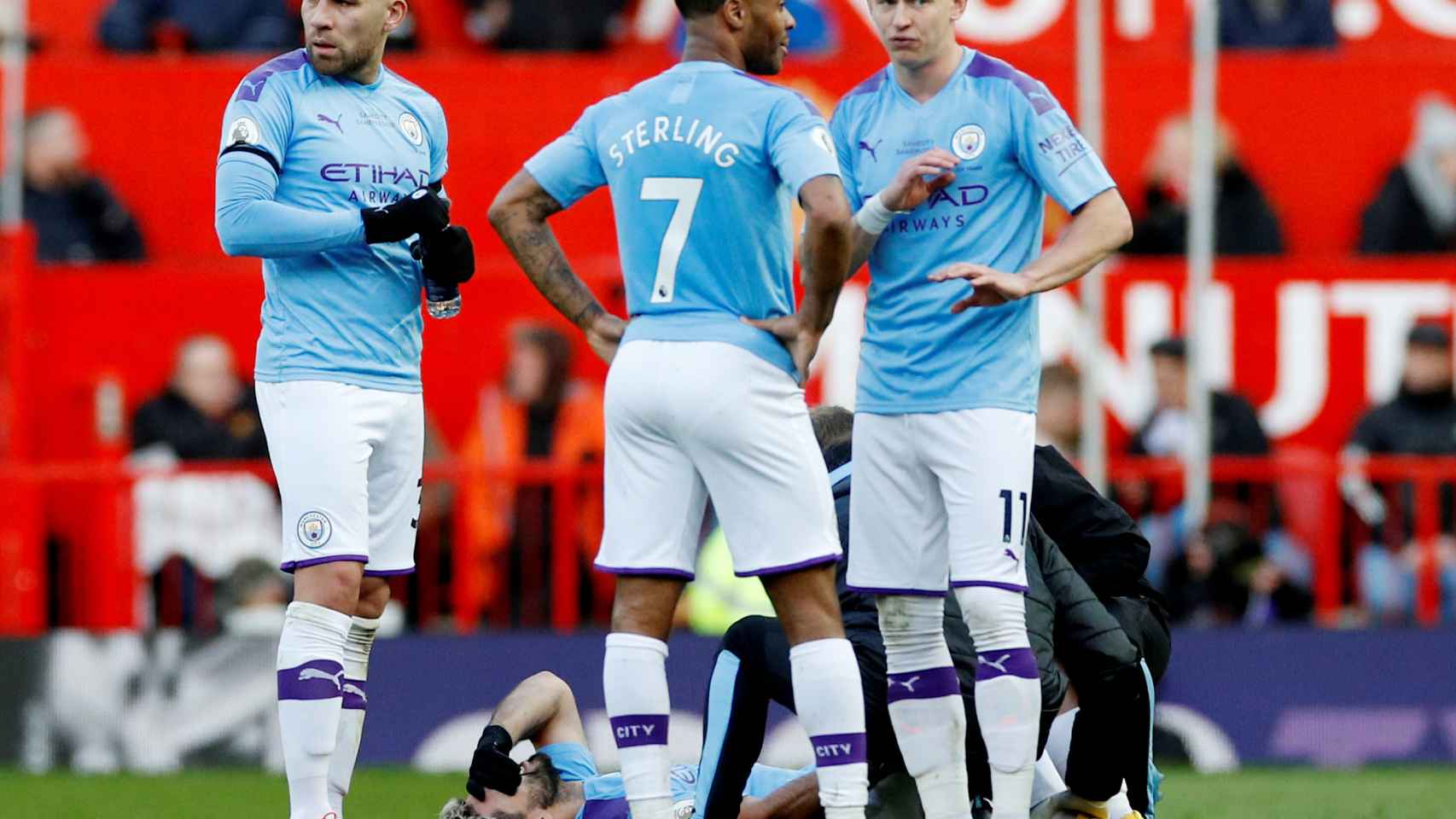 Los jugadores del Manchester City rodean a 'El Kun' Agüero