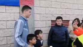 Andriy Lunin se fotografía junto a unos pequeños seguidores del Oviedo