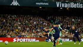 Karim Benzema lanza un penalti frente al Betis y marca el empate