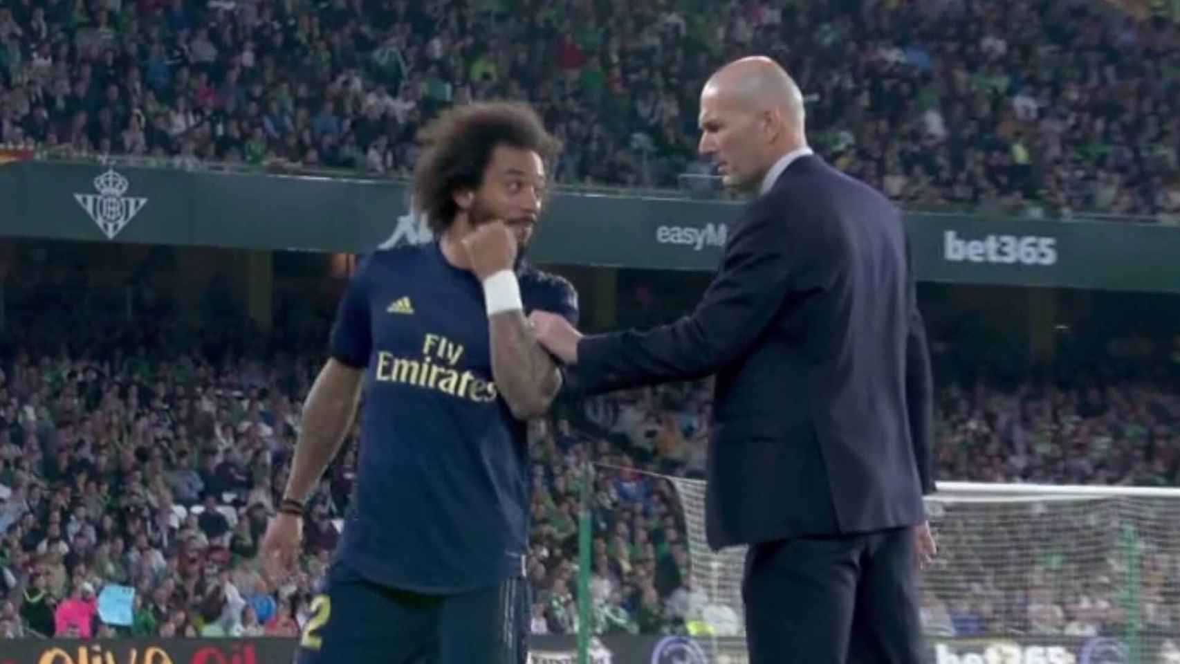 Zidane habla con Marcelo tras retirarse lesionado ante el Betis