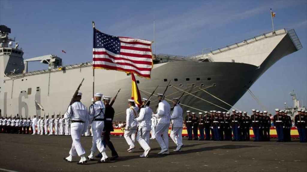 Un desfile de tropas estadounidenses y españolas en la base naval de Rota (Cádiz).