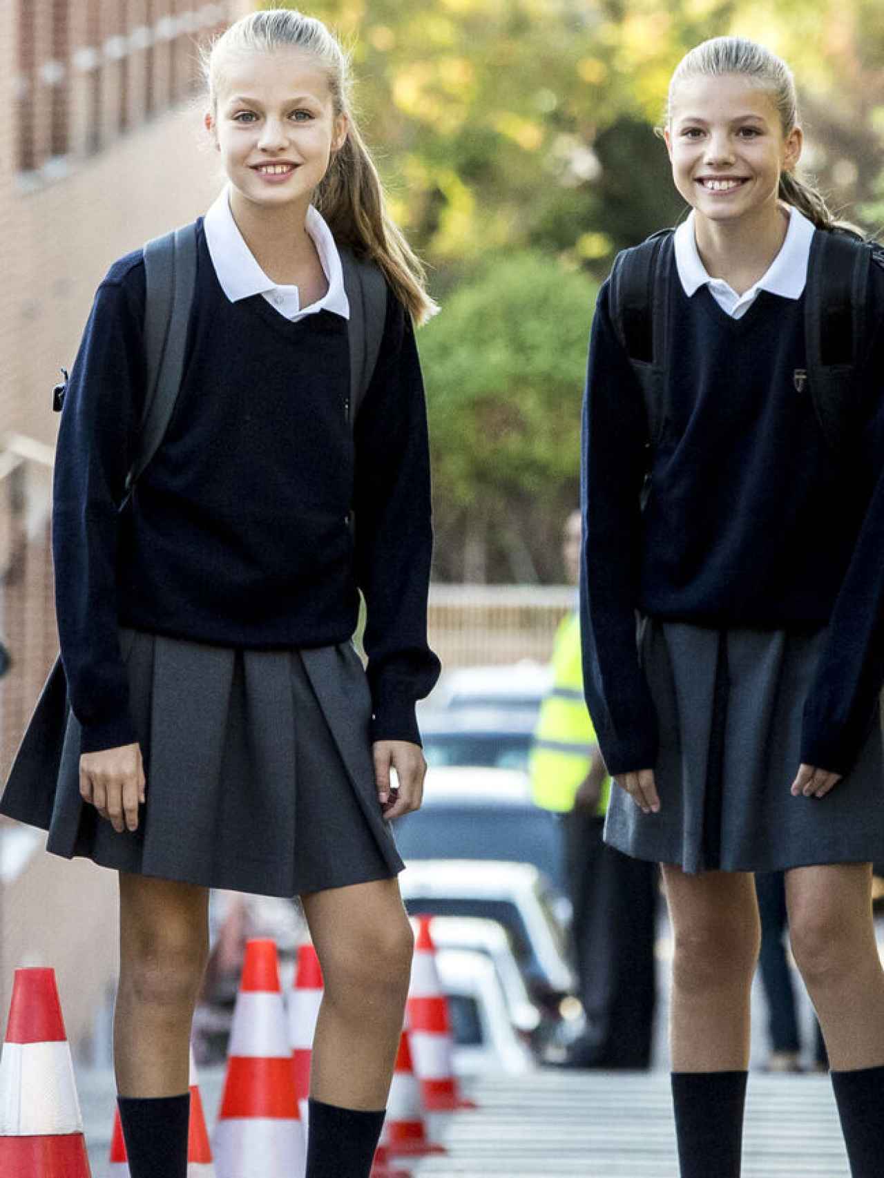 Leonor y Sofía, a las puertas de su colegio en septiembre.