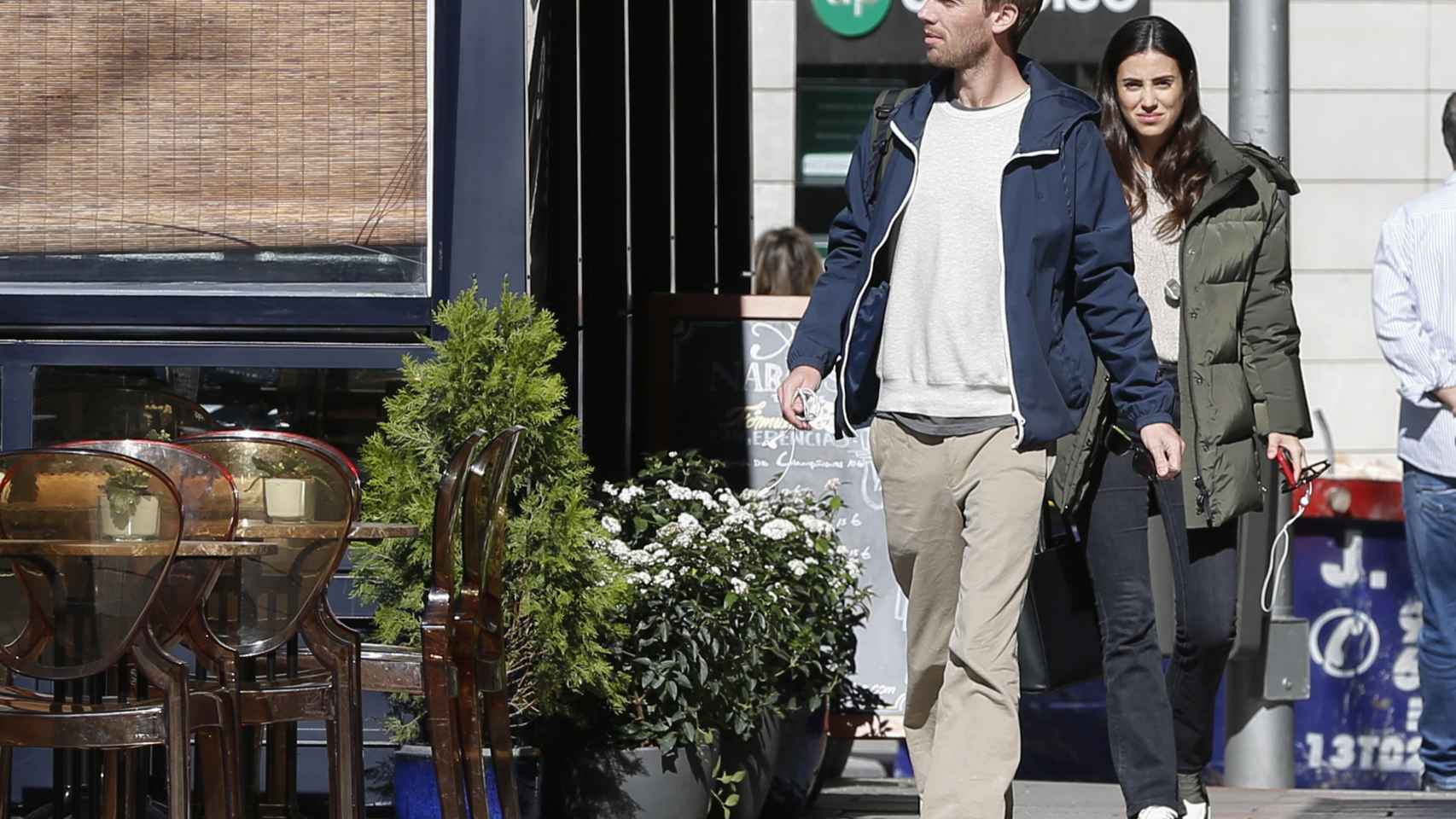 La pareja dando un paseo por las calles de Madrid donde residen actualmente.