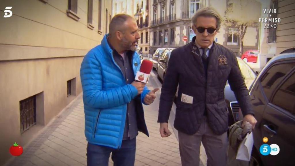 Alfonso Díez charlando con el reportero de 'Sálvame Tomate'.