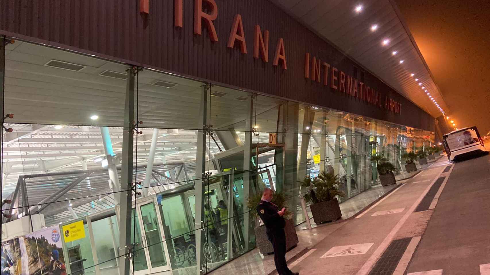 En Albania controlan la temperatura a los pasajeros que llegan al aeropuerto. En Barcelona, no.