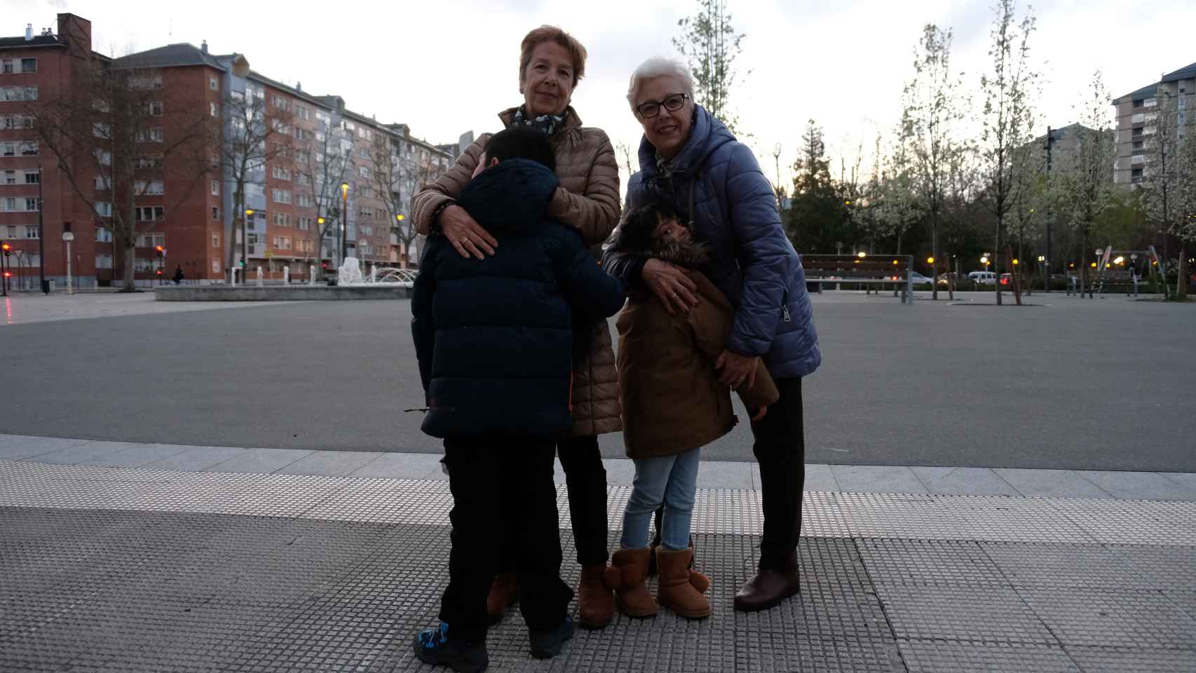 Merche (derecha) y Mila (izquierda) junto a los nietos de la primera. A ella le tocará cuidar de ellos estos días.