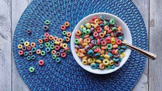 Un cuenco repleto de cereales de colores para el desayuno.