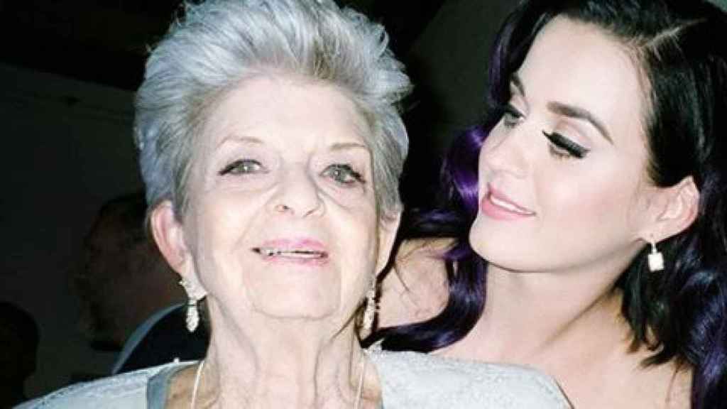 Katy Perry con su abuela en una imagen de redes sociales.