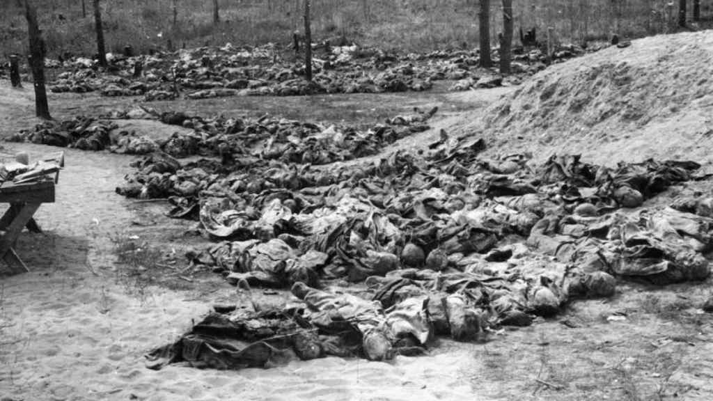 Cadáveres hallados en Katyn por las tropas nazis.