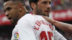 Youssef En-Nesyri y Franco Vázquez celebran un gol con el Sevilla