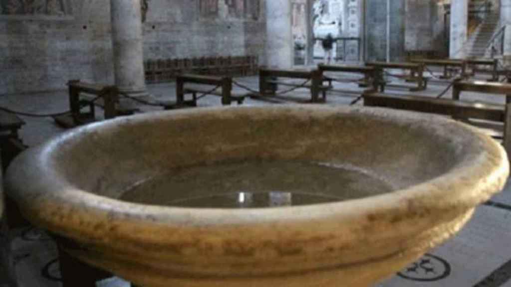Confesiones, agua bendita... la Iglesia continúa tomando precauciones por  el coronavirus