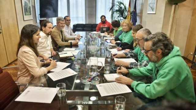 Pablo Iglesias, entre Ione Belarra y Julio Rodríguez, reunido con los representantes de la PAH.