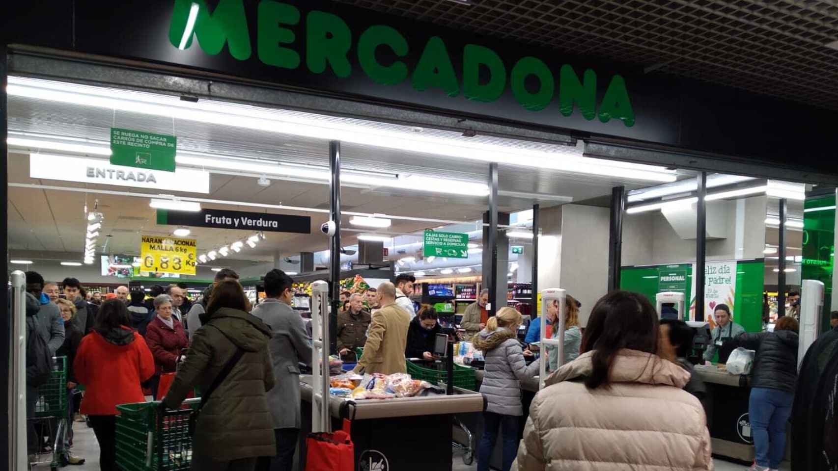 Un supermercado madrileño repleto de gente estos días de alarma sanitaria