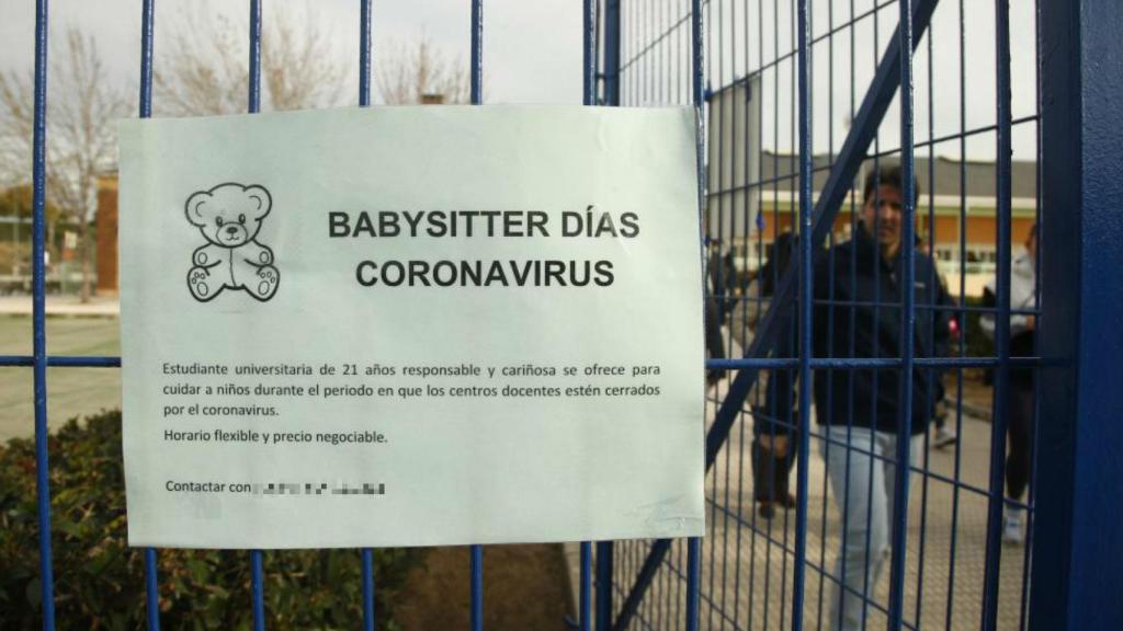 Uno de los carteles de una estudiante ofreciendo sus servicios como 'babysitter'.
