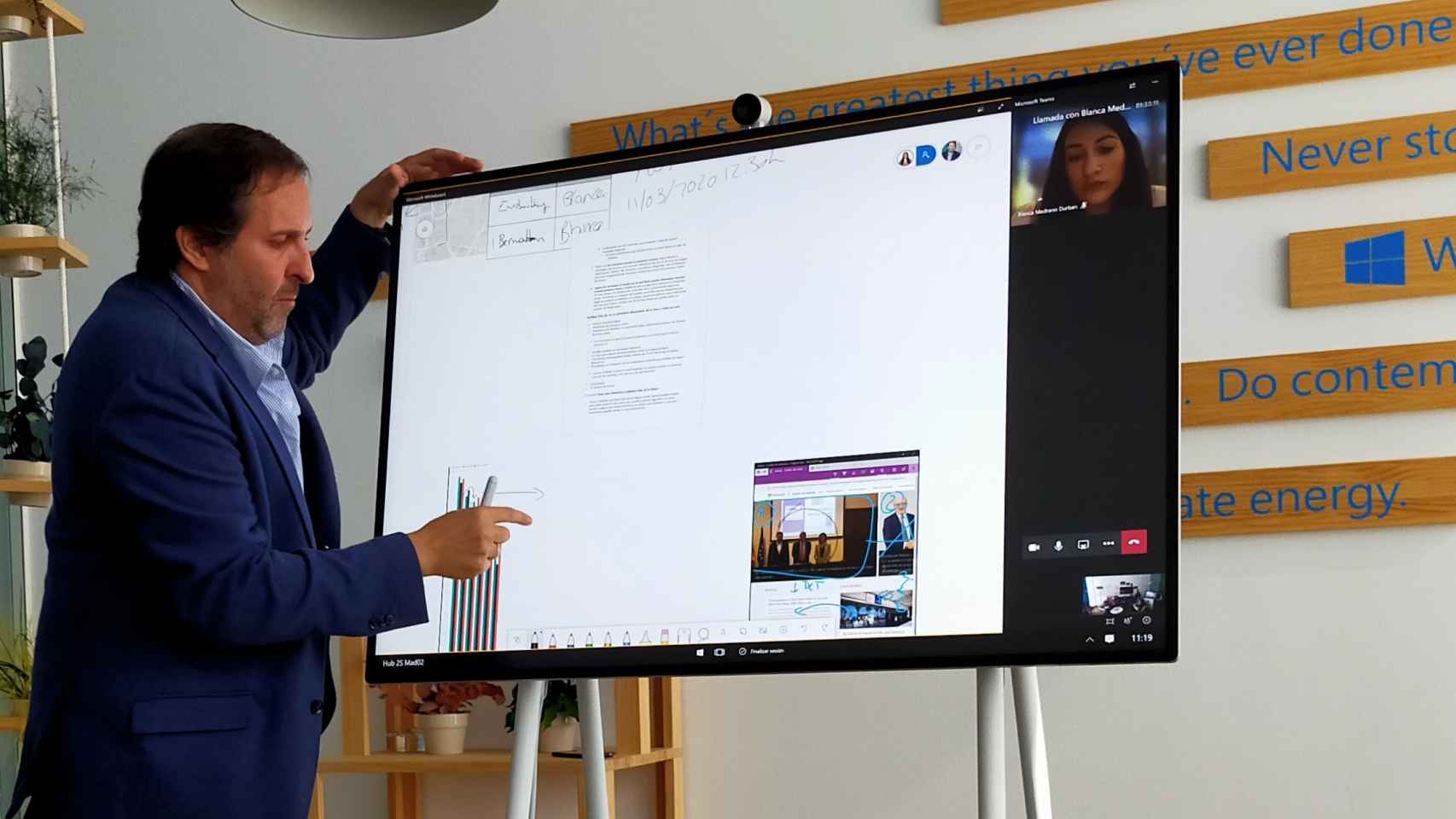 Antonio Cruz con Surface Hub 2S