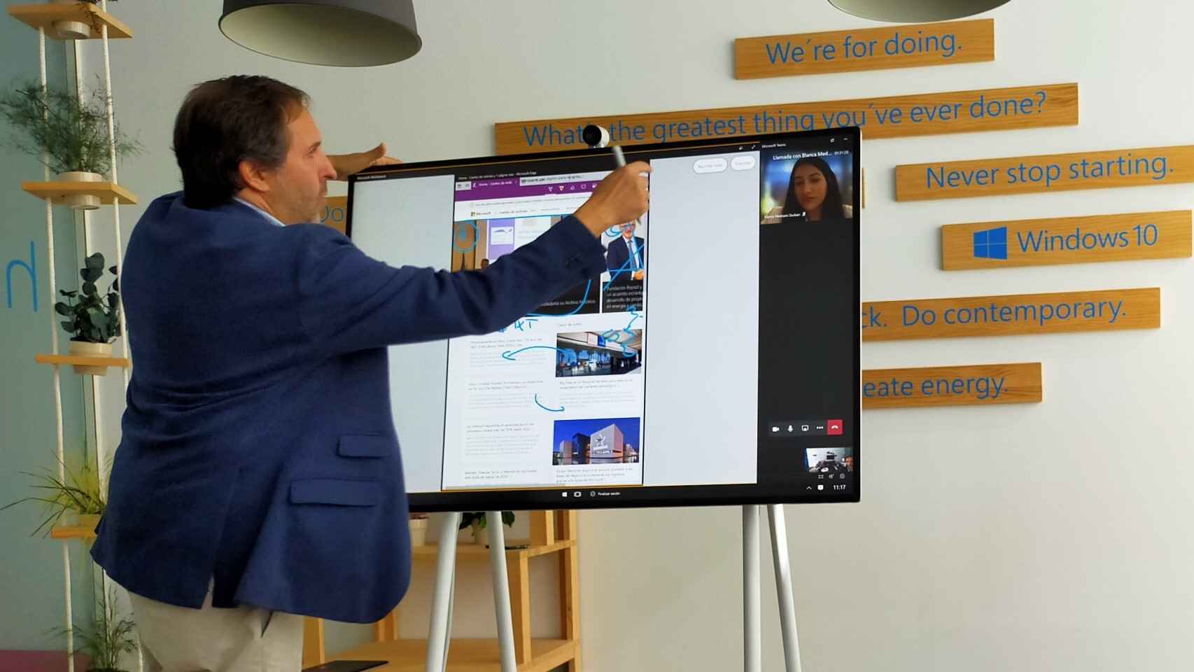 Antonio Cruz con Surface Hub 2S