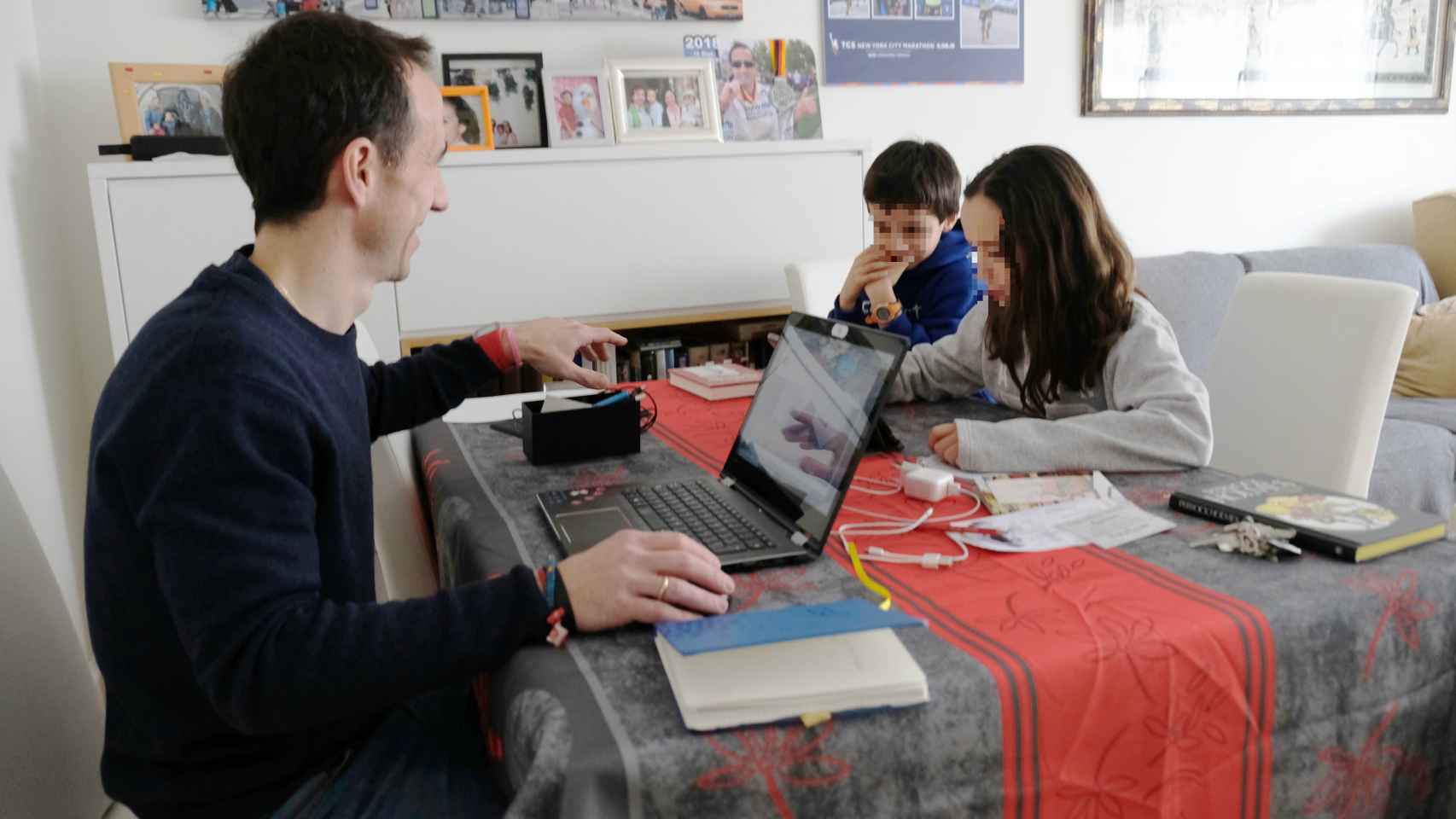 Joaquín atiende a su hijo al mismo tiempo que mantiene el ordenador encendido.