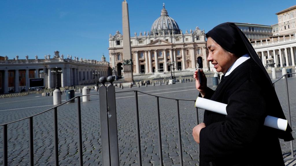Una monja pasa frente a la cerrada Plaza de San Pedro en Roma.