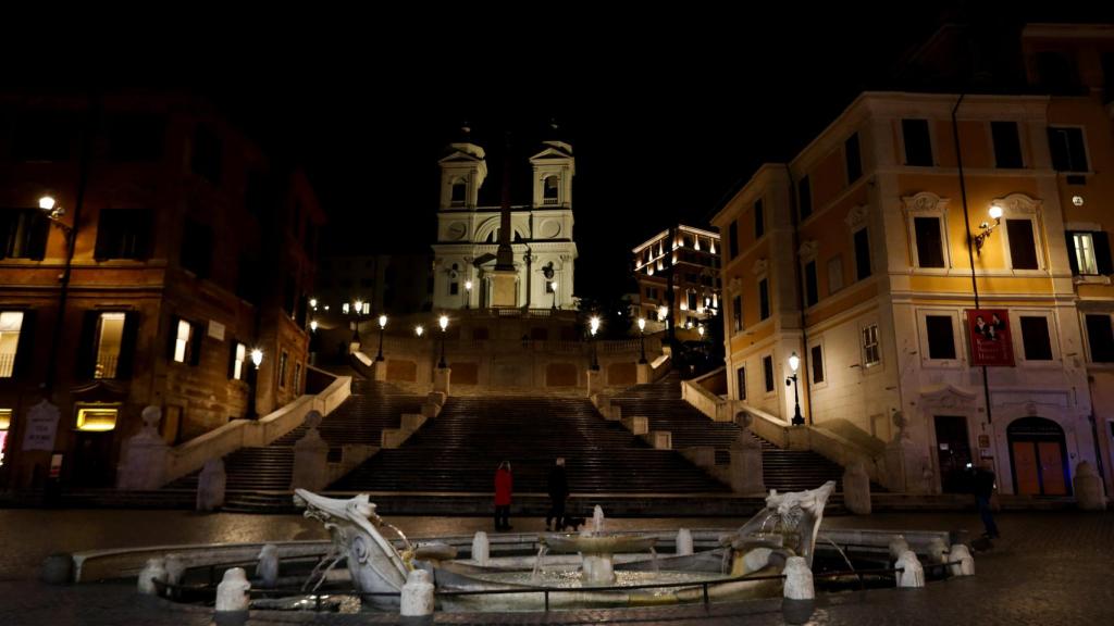 Las famosas escaleras de la Plaza de España, completamente vacías.