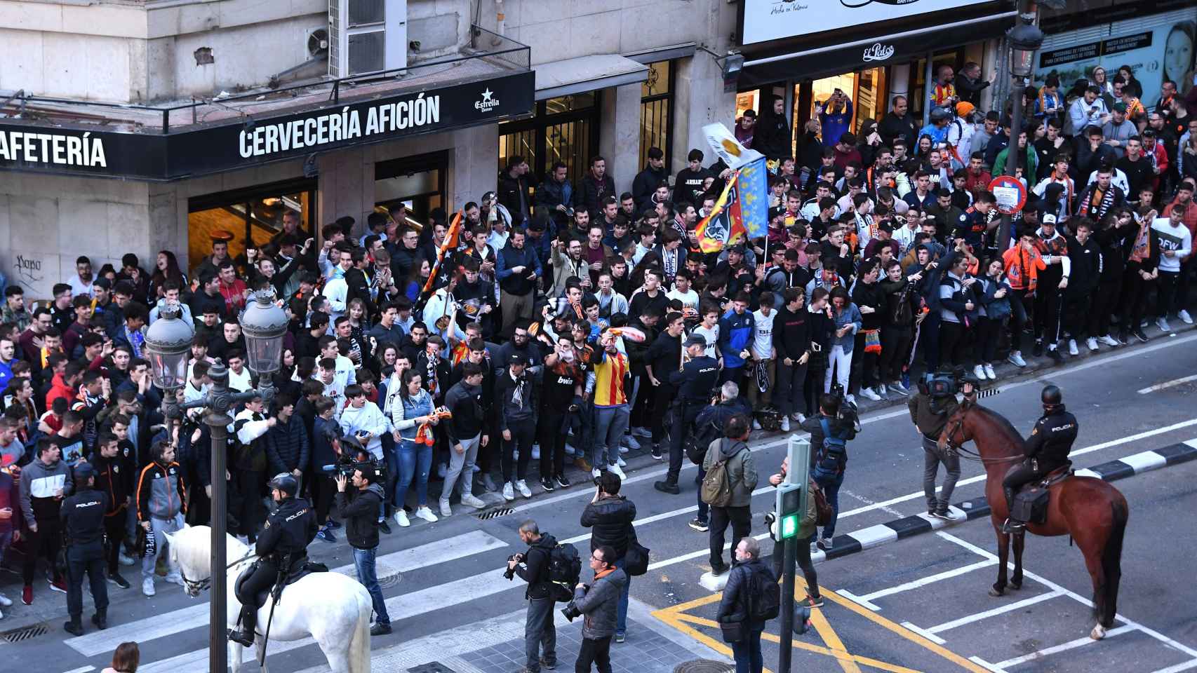 Aficionados del Valencia en los aledaños de Mestalla