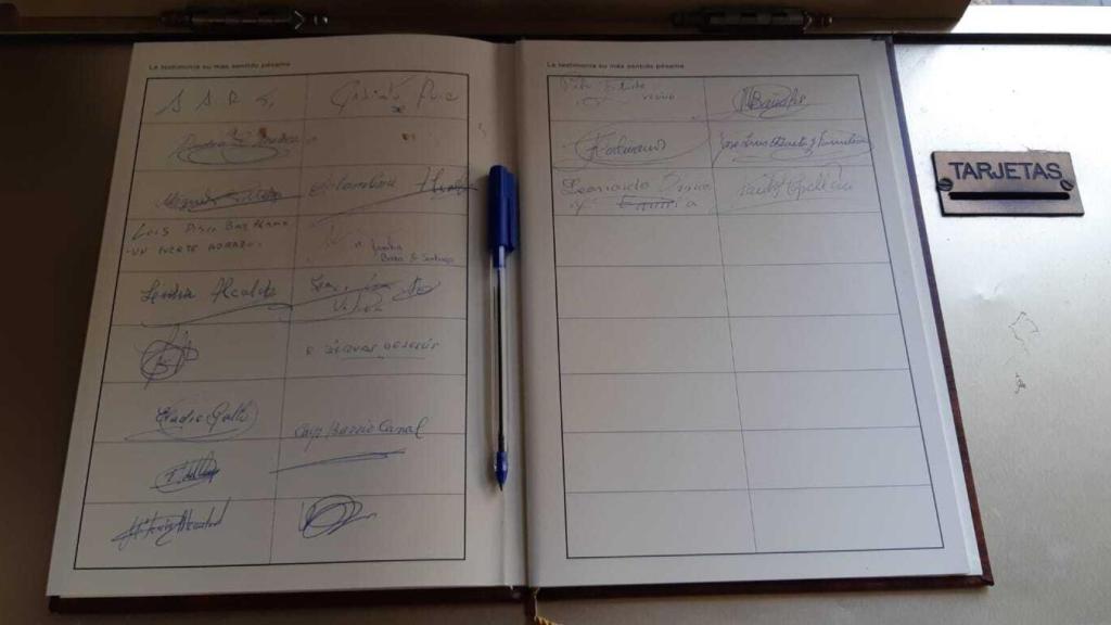Libro de condolencias en la plaza del Ayuntamiento de Haro.