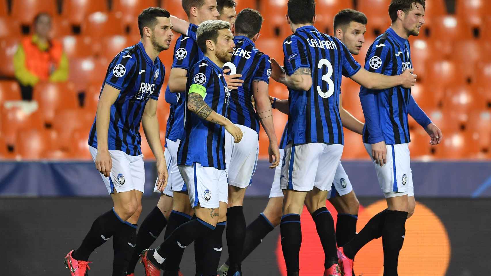 Los jugadores del Atalanta celebran uno de los goles del partido