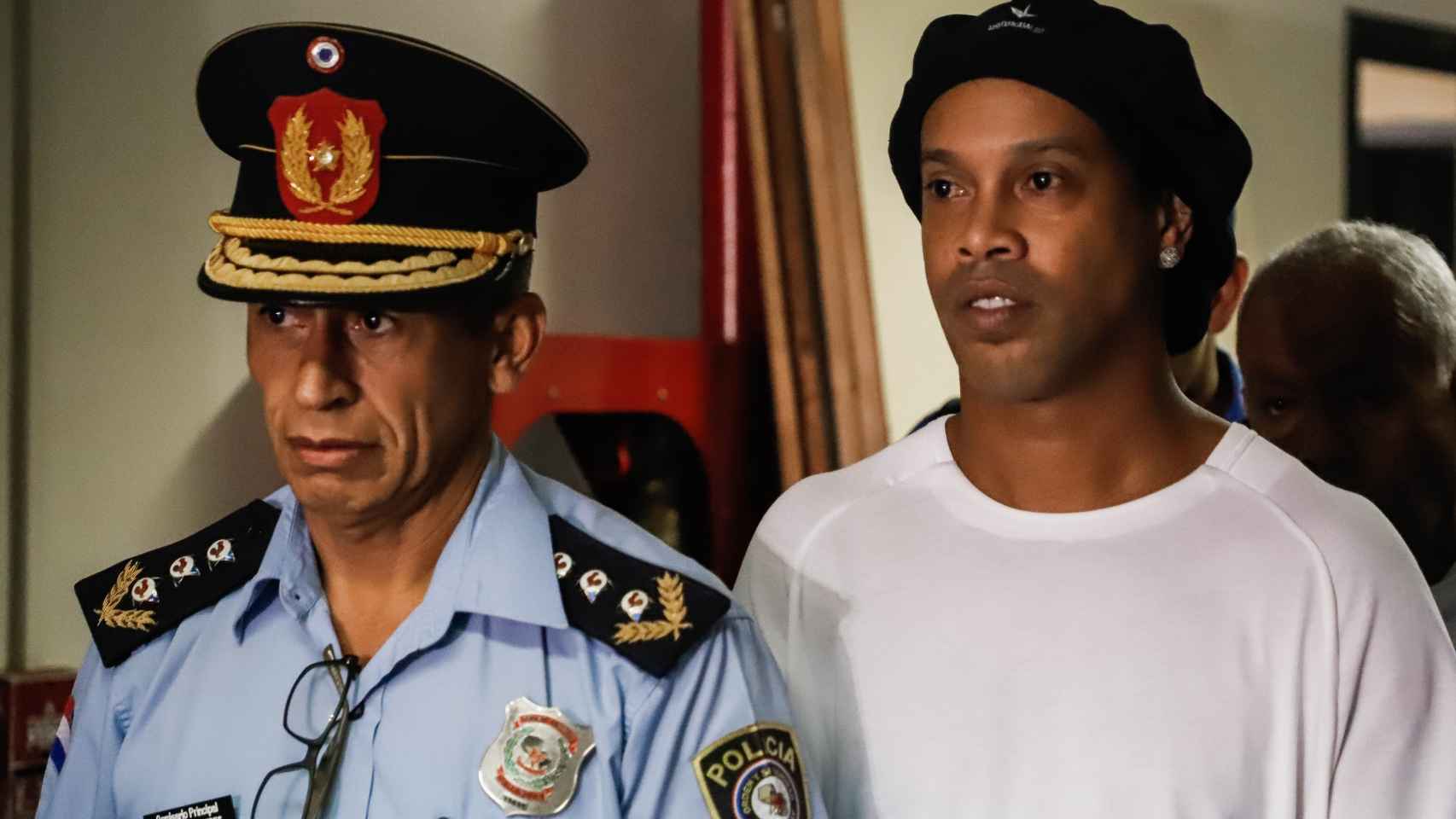 Ronaldinho, junto a un policía en Paraguay
