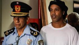 Ronaldinho, junto a un policía en Paraguay