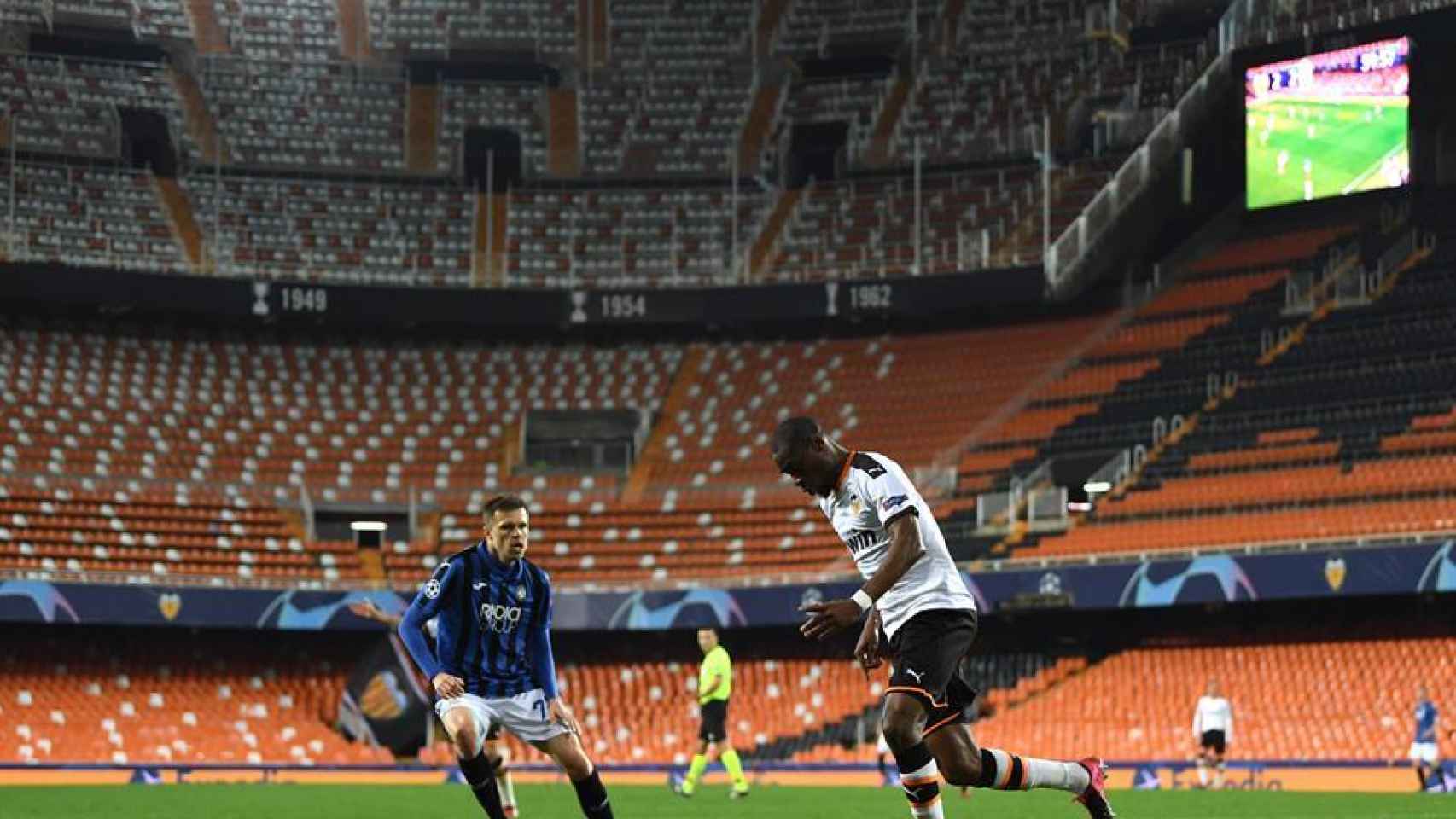 Kondogbia, en el Valencia - Atalanta de la Champions League en un Mestalla vacío