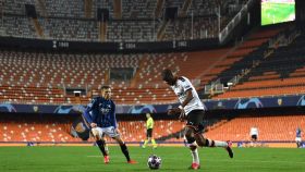 Kondogbia, en el Valencia - Atalanta de la Champions League en un Mestalla vacío