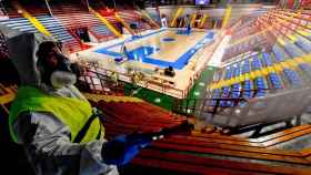 Operarios desinfectan un pabellón de baloncesto en Nápoles
